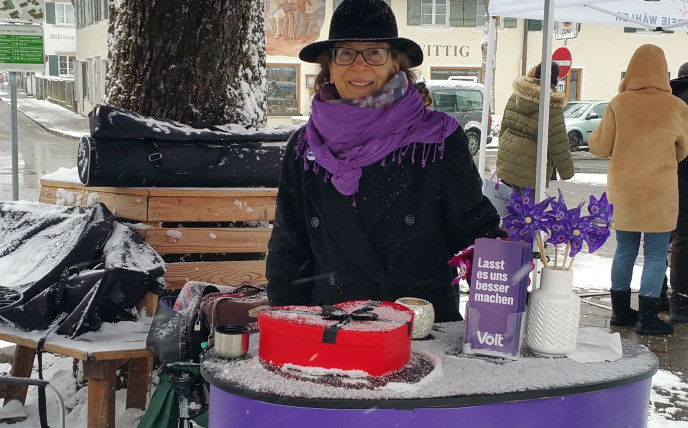 Local Lead Astrid Groß am winterlichen Volt-Infostand in Garmisch-P.