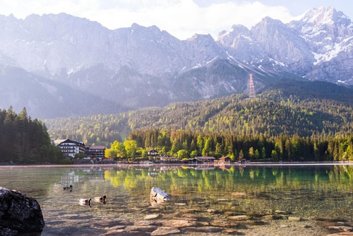 Panoramabild Eibsee mit Gebirge im Hintergrund.