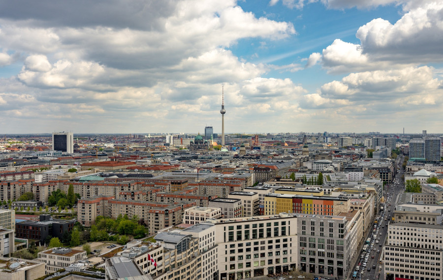 Panoramabild von Berlin mit Fernsehturm und vielen Gebäuden