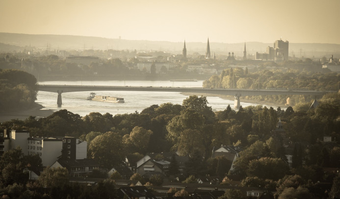 Ein Bild des Rheins mit Bonner Skyline im Hintergrund.