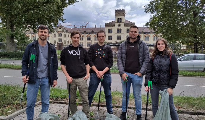 Vol Müllsammelaktion mit Tübinger Jugendparteien zum World Clean Up Day