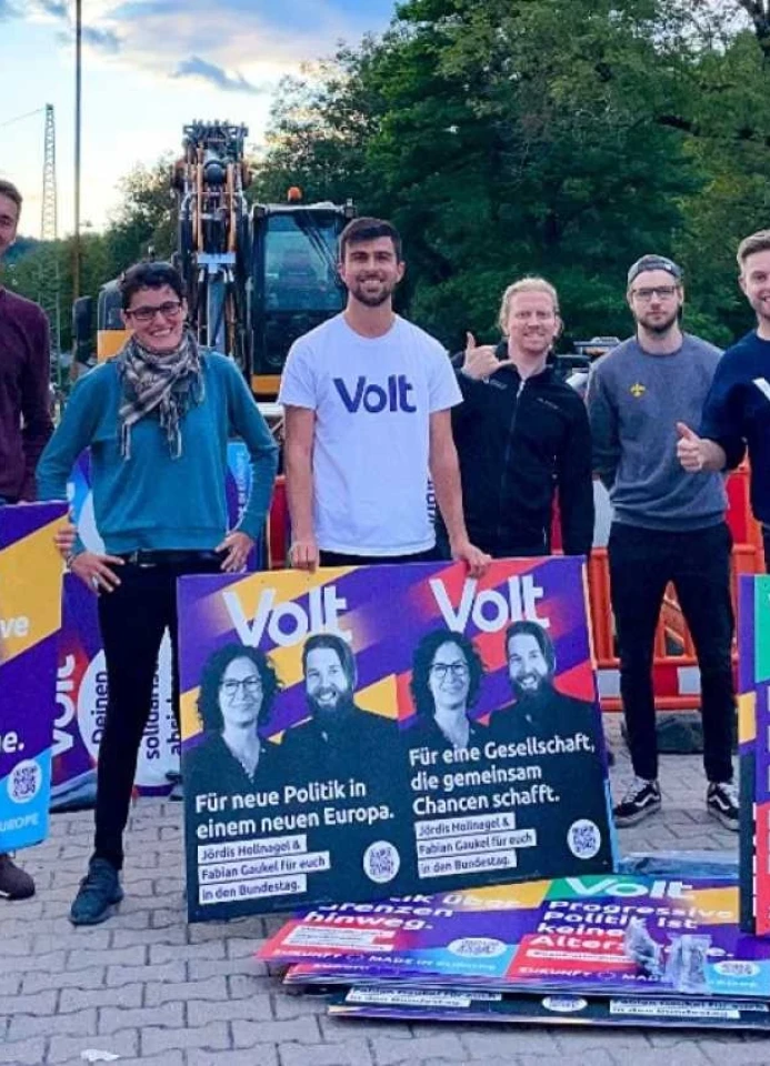 Das Team Volt Tübingen/Reutlingen beim Plakatieren für die Bundestagswahl 2021