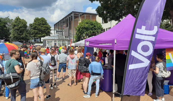 Volt Infostand beim CSD