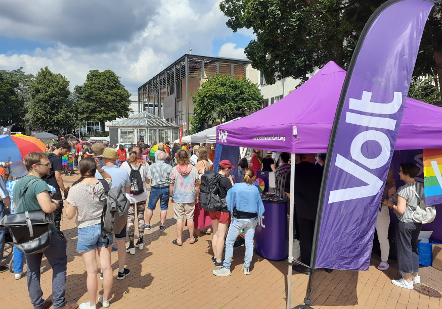 Volt Infostand beim CSD