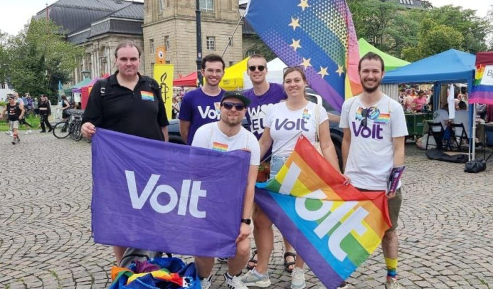 Gruppen Bild vom Volt Team auf einem CSD