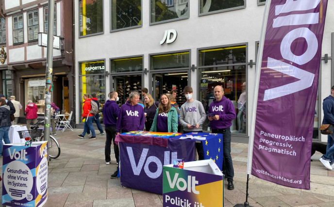 Foto eines Volt-Infostands in Göttingen