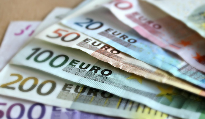 https://pixabay.com/de/photos/banknoten-euro-papiergeld-kasse-209104/