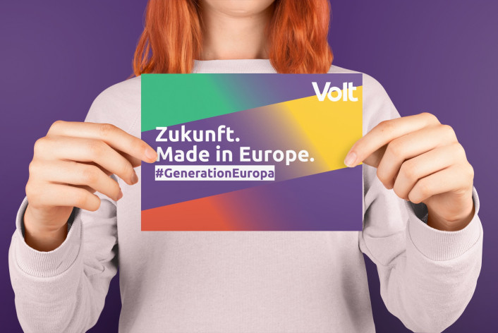 Frau hält Volt-Karte in den Händen.