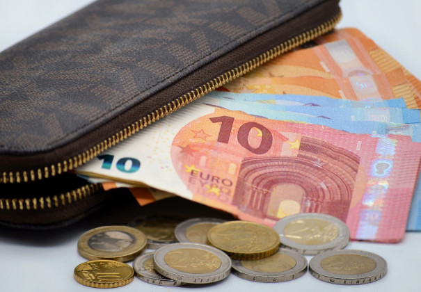 Euro-Banknoten und Münzen