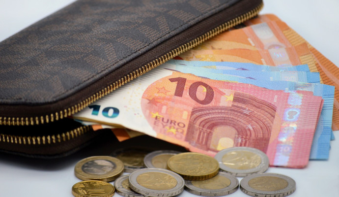 Euro-Banknoten und Münzen