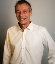 Kandidat Jan-David Talleur in weißem Hemd guckt in Kamera