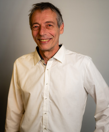 Kandidat Jan-David Talleur in weißem Hemd guckt in Kamera