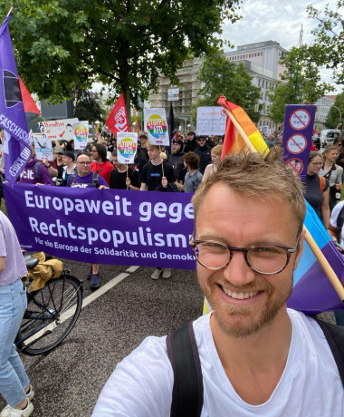 Foto von Spitzenkandidat Patrick Fischer auf einer Demo gegen Rechtspopulismus