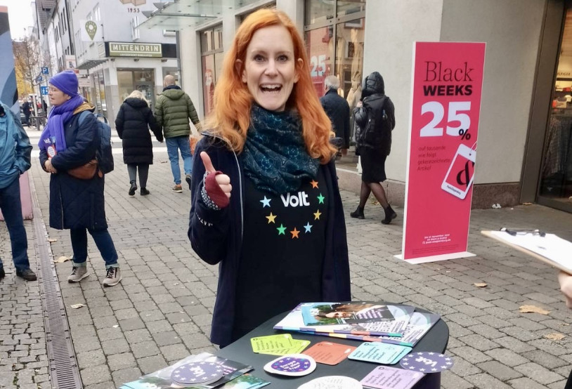 Nina Adam, Local Lead von Volt Main-Kinzig-Wetterau, an einem Wahlkampfstand in Innenstadt von Hanau