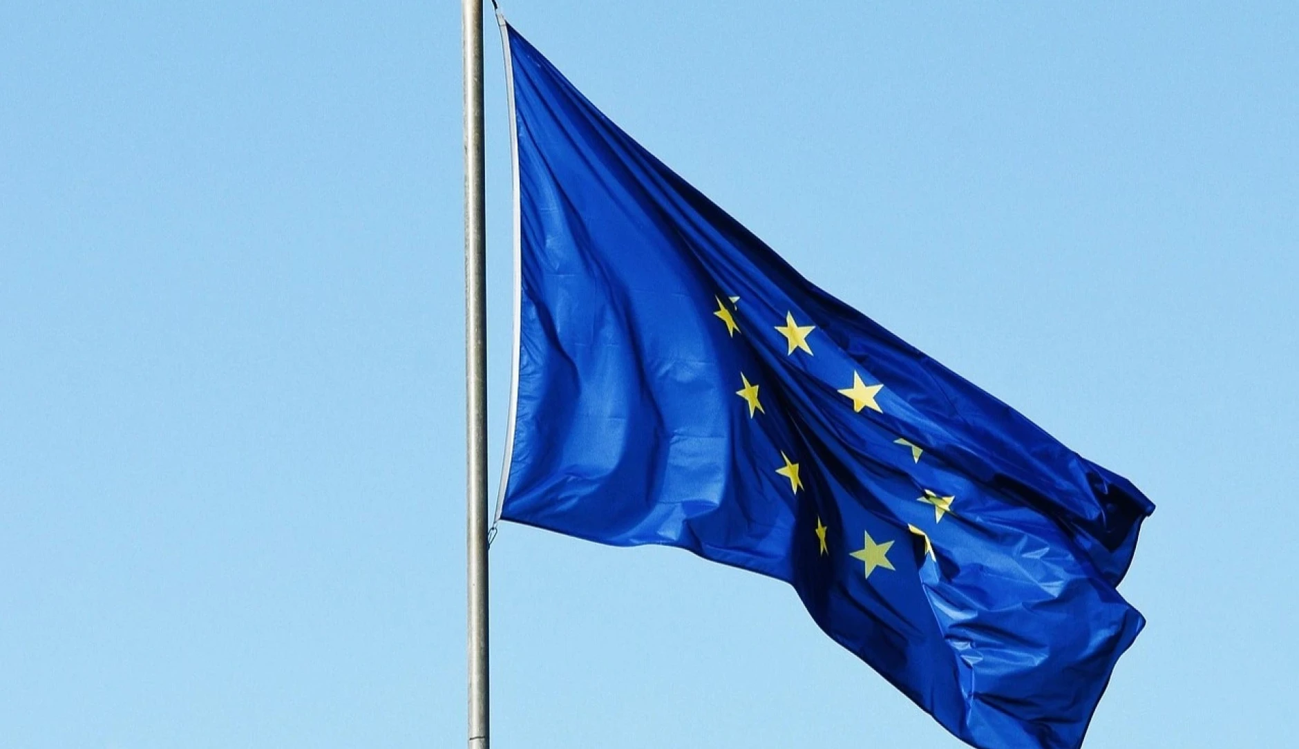 Eine Europa-Flagge weht im Wind.