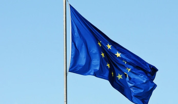 Eine Europa-Flagge weht im Wind.