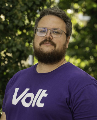 Bild von Niklas Debusmann, stellv. Vorsitzender des Volt Deutschland Landesverbands Hessen.