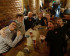Bild einer Gruppe von Volt Mitgliedern bei einem Meet and Greet im Ruhrgebiet. Sie sitzen an einem Tisch mit Getränken und lächeln in die Kamera.